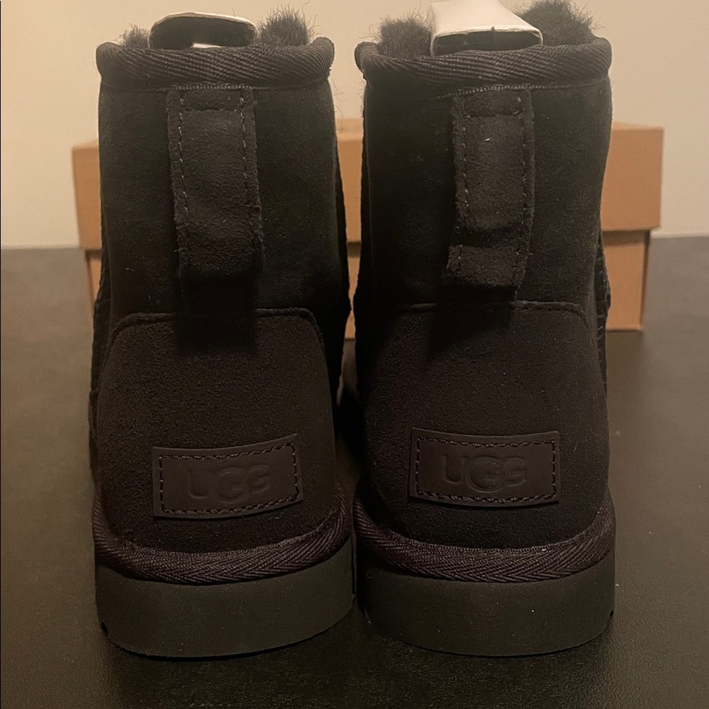 UGG W Classic Mini II BLK- Women’s 7 JB - Picture 4 of 5